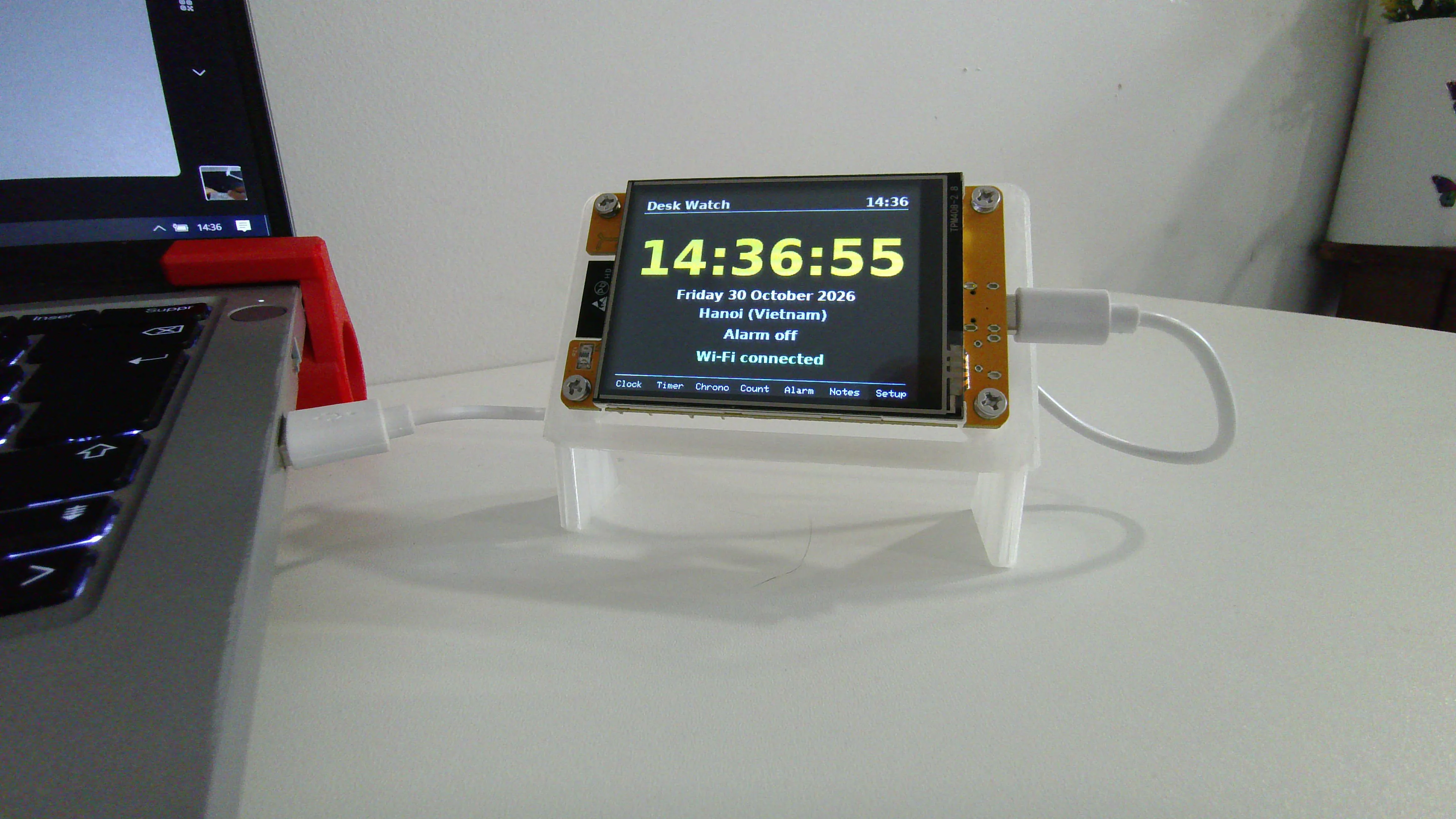 Desk Watch CYD en fonctionnement