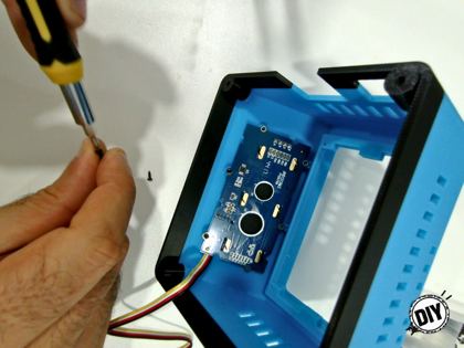 L'écran LCD vissé dans la coque, câble en sortie